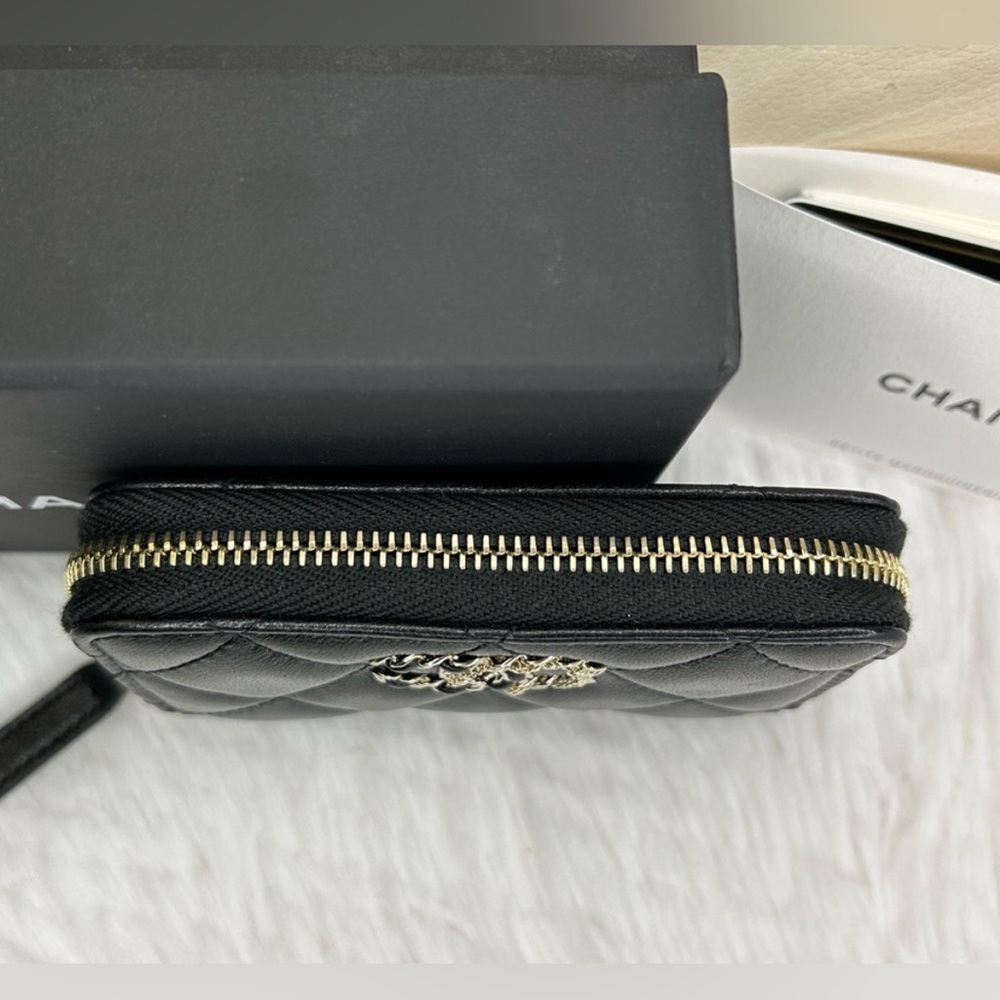 Chanel zippered interlocking CC lambskin zip around coin pouch card holder - Picture 6 of 10